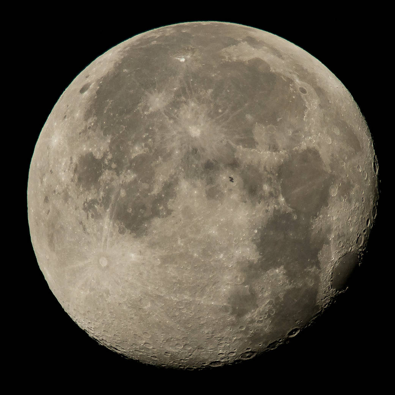 Illustration for article titled Can You Spot the International Space Station As It Crosses the Moon?